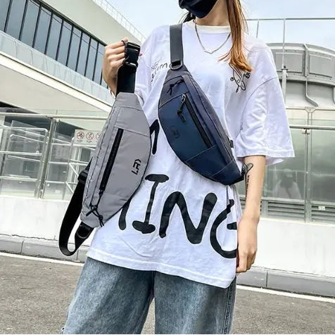 sac bandouliere unisexe reflecteur impermeable femme fessant demonstration de deux differentes couleurs de sacs