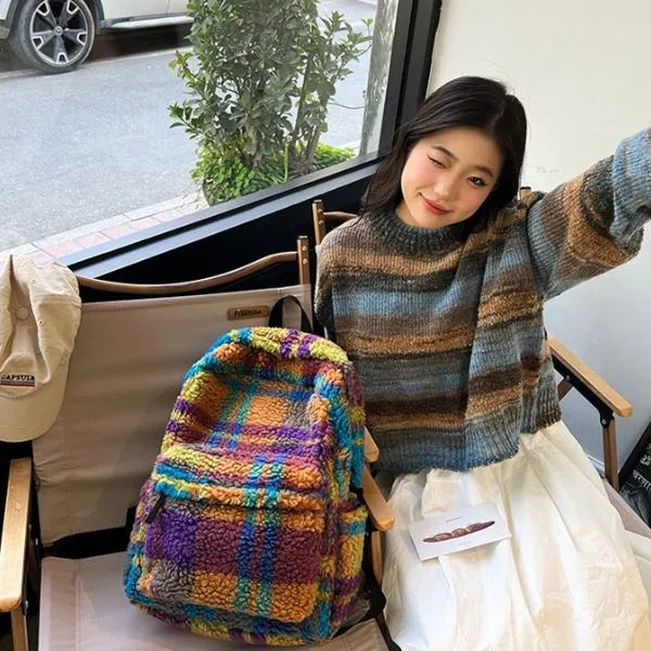 sac a dos velour peluche effet laine jeune femme fiere de son sac