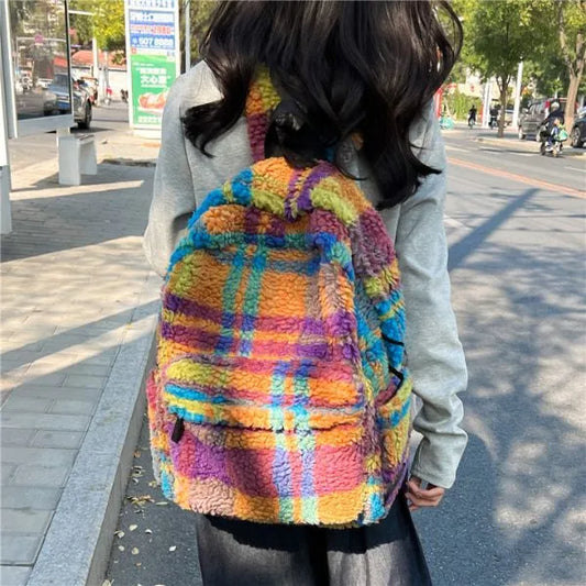 sac a dos velour peluche motif ecossais intemporel sur jeune femme 