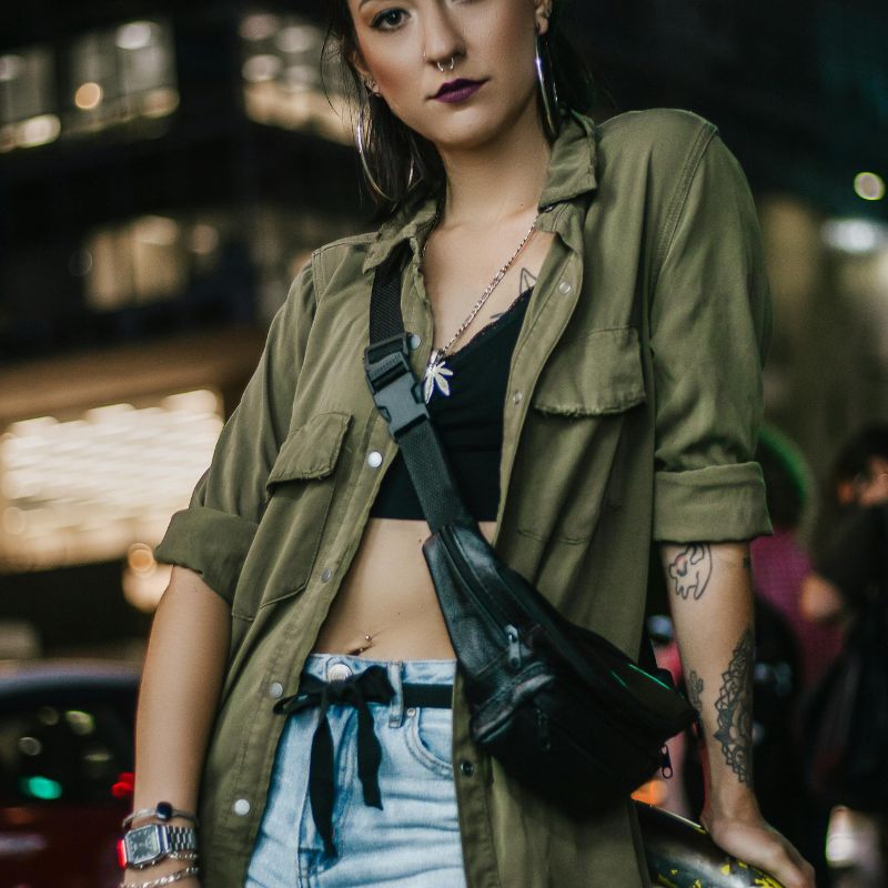 sac banane noir pu cuir porter en croiser au corps jeune femme tattooer