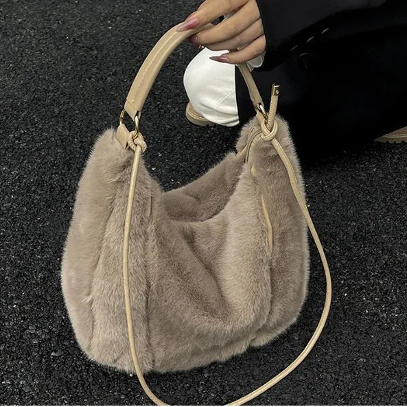 sac bandouliere fausse fourrure couleur ivoire fonce