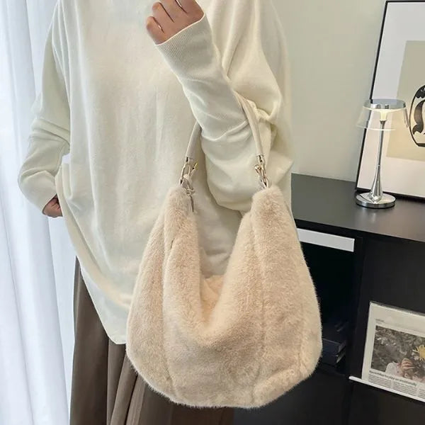 sac bandouliere fausse fourrure porte au creux de votre bras