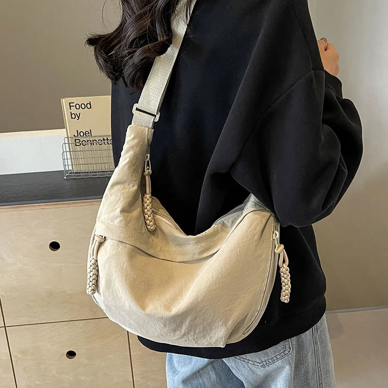sac bandouliere femme forme croissant pour tous les styles