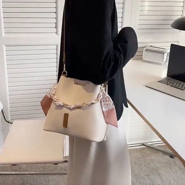 sac bandouliere forme seau femme elegante