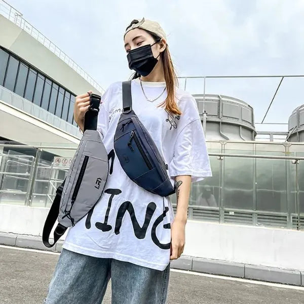 sac bandouliere unisexe reflecteur impermeable femme fessant demonstration de deux differentes couleurs de sacs