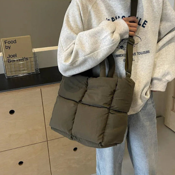 sac fourre tout jeune femme le portant sur epaule